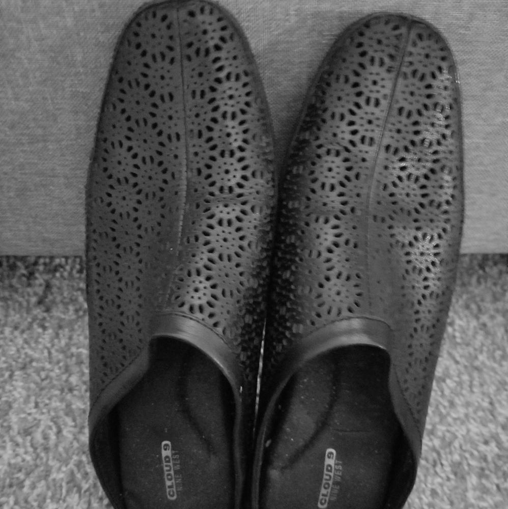 CLOUD 9 Soft Black Leather mules Gently worn